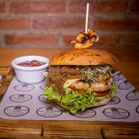 Hamburguesa La Patasalada con camarones zarandeados