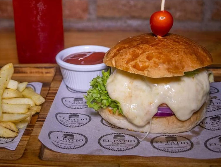 Hamburguesa La Pechugona con pollo al carbon