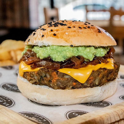 Hamburguesa veggie con aguacate y vegetales