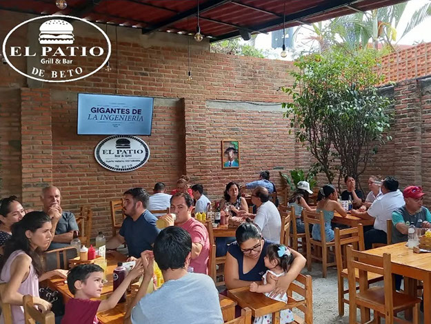 Familias comiendo en el patio de El Patio de Beto