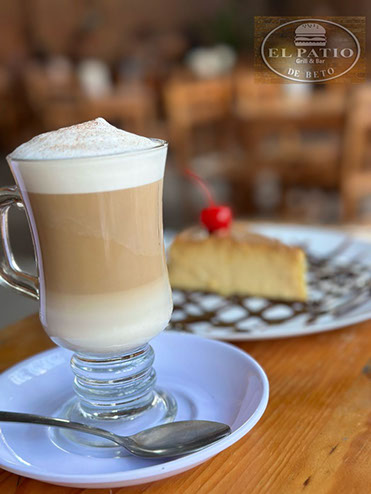 Café con leche y postre servido en El Patio de Beto