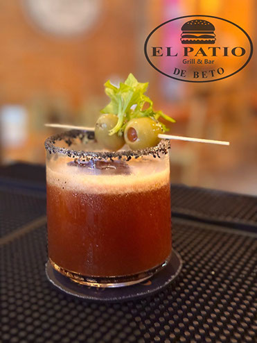 Coctel servido en la barra de El Patio de Beto